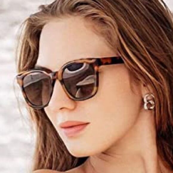 Square Frame Trendy Sunglasses  - Picture 5 of 5